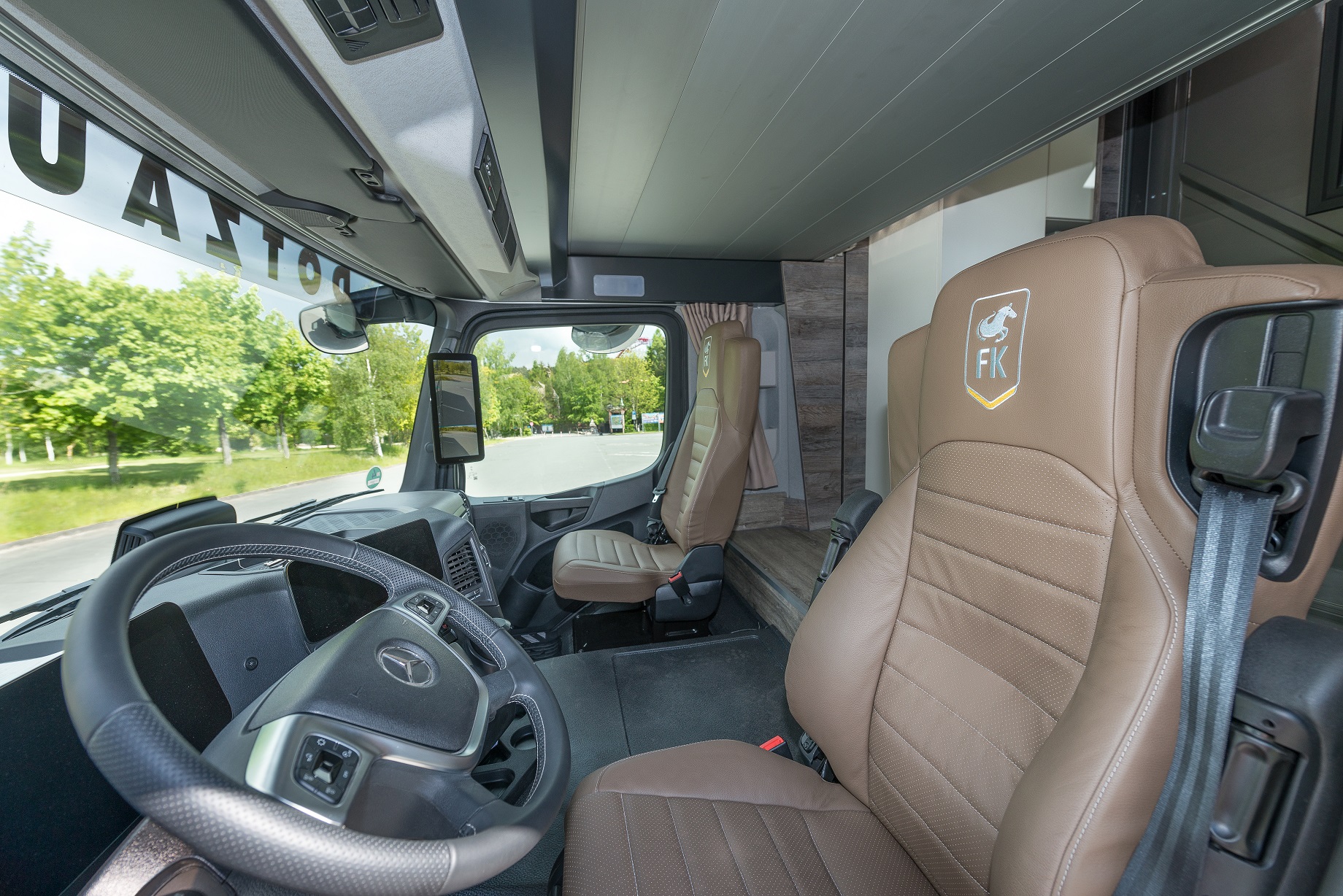 Cockpit mit hochwertigen Ledersesseln 