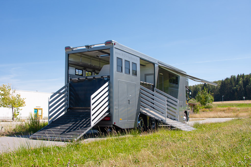 Rück- und Seitenansicht mit ausgeklappter Laderampe 